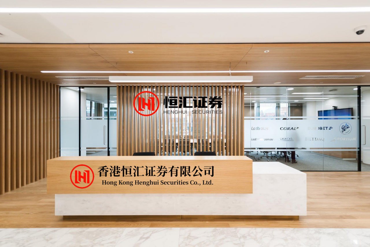 智财资本 特朗普霸屏，泽连斯基动了动嘴唇只能陪笑点头，10分钟没捞到发言 泽连